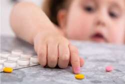 یک مسئول در معاونت غذا و داروی دانشگاه علوم پزشکی زنجان، هشدار داد:  کودکان و سالمندان؛ گروه‌های پرخطر در معرض مسمومیت دارویی